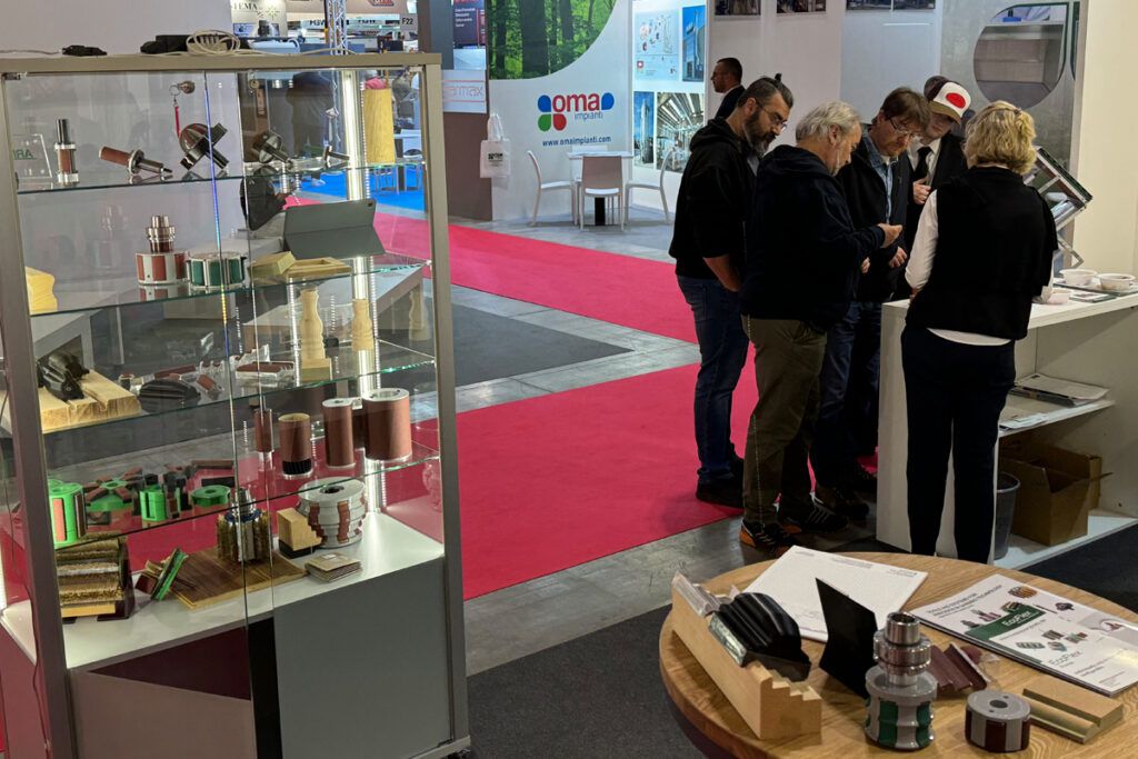 Unser ARMINIUS Messeteam im Fachgespräch auf der Xylexpo