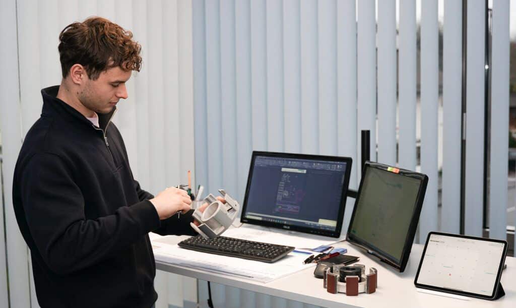 ARMINIUS tooling bildet in Detmold aus. Im Ausbildungsberuf Produktdesigner arbeitet man bei ARMINIUS mit neuester CAD-Technik und Anwendungsprogrammen. Aber auch Vermessungen und Prüfungen von Hand ist gefragt.